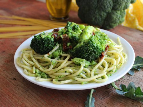 Spaghetti con broccoli e pomodori secchi