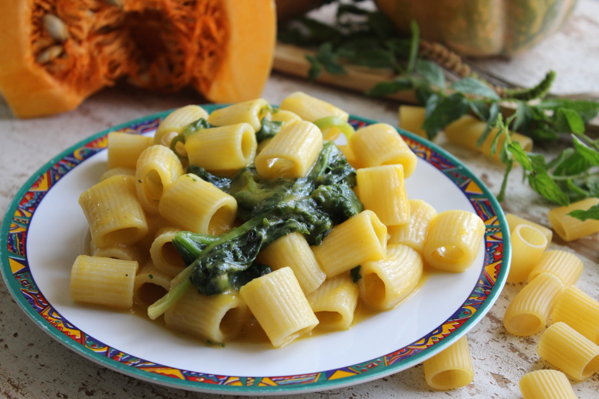 Pasta con crema di zucca ricetta facile con verdure autunnali primo piatto