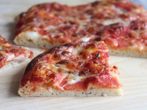 Pizza facile fatta in casa impasto a mano ricetta soffice lunga lievitazione leggera