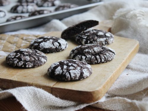 Crinkle cookies al cioccolato ricetta senza burro biscotti al cacao crepati