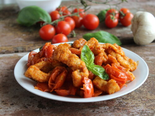 Petto di pollo morbido con pomodorini impanato ricetta alla mediterranea