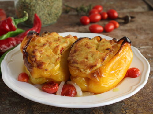 Peperoni ripieni di patate lesse e mozzarella al forno ricetta facile
