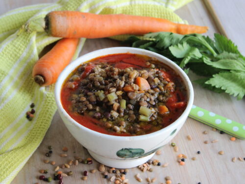 Ricetta zuppa di lenticchie alle verdure e pomodoro minestra invernale.