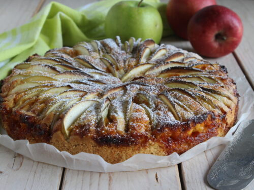 Torta di mele e confettura di albicocche dolce senza burro semplice e facile