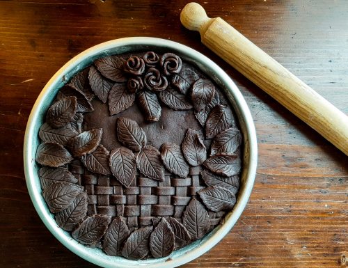 Crostata al cacao con nutella e decori floreali