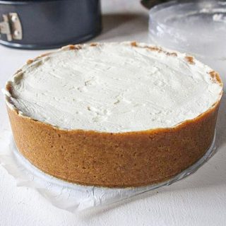 Cheesecake con topping cremoso ai mirtilli