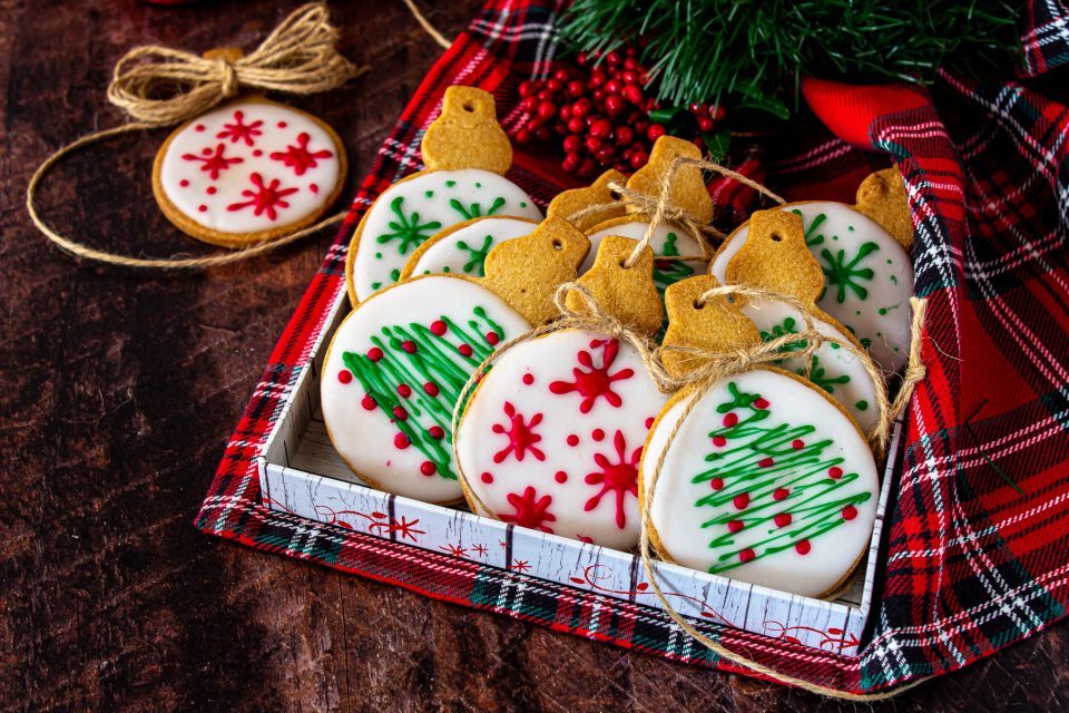 Biscotti decorati per l'albero di Natale