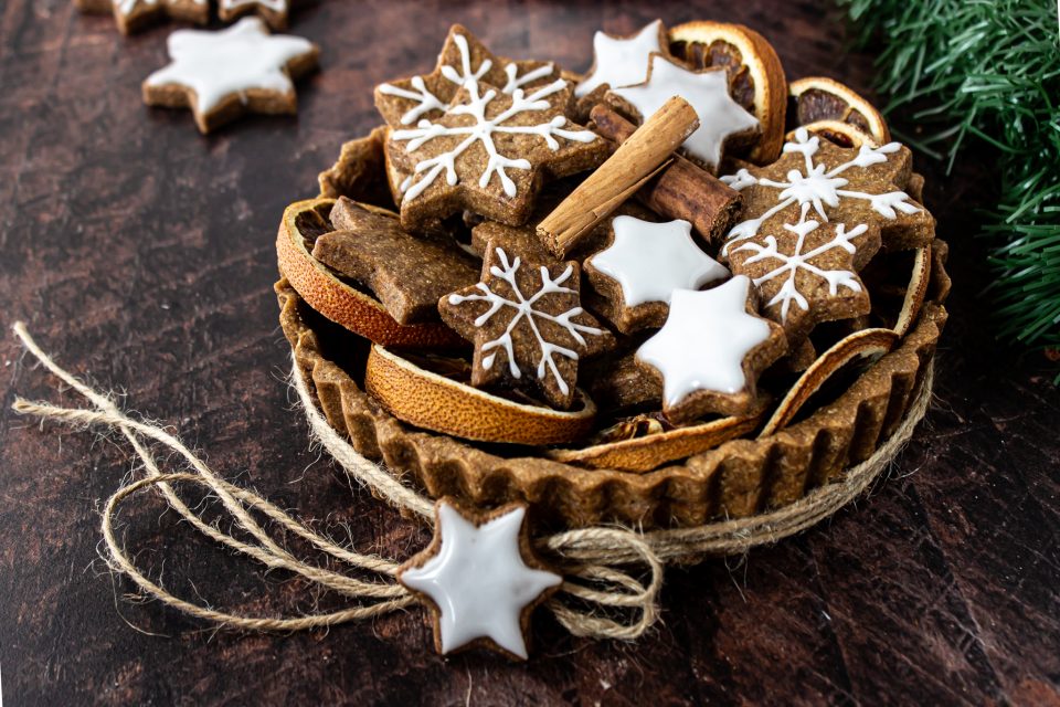cesto natalizio di pasta frolla con biscotti