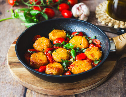 Polpette di fagioli con pomodorini e basilico