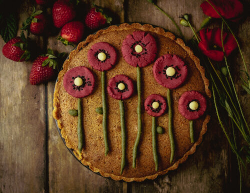 Crostata frangipane, papaveri e fragole