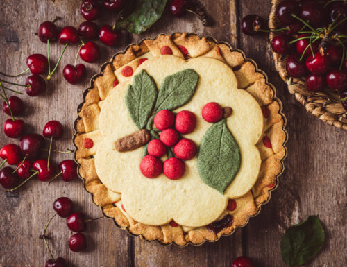 Crostata decorata con ciliegie di frolla