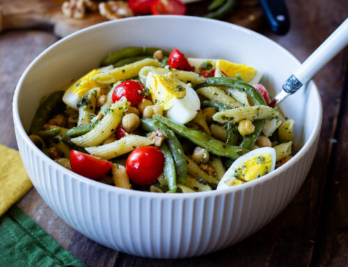 Insalata di pasta con verdure, ceci e uova