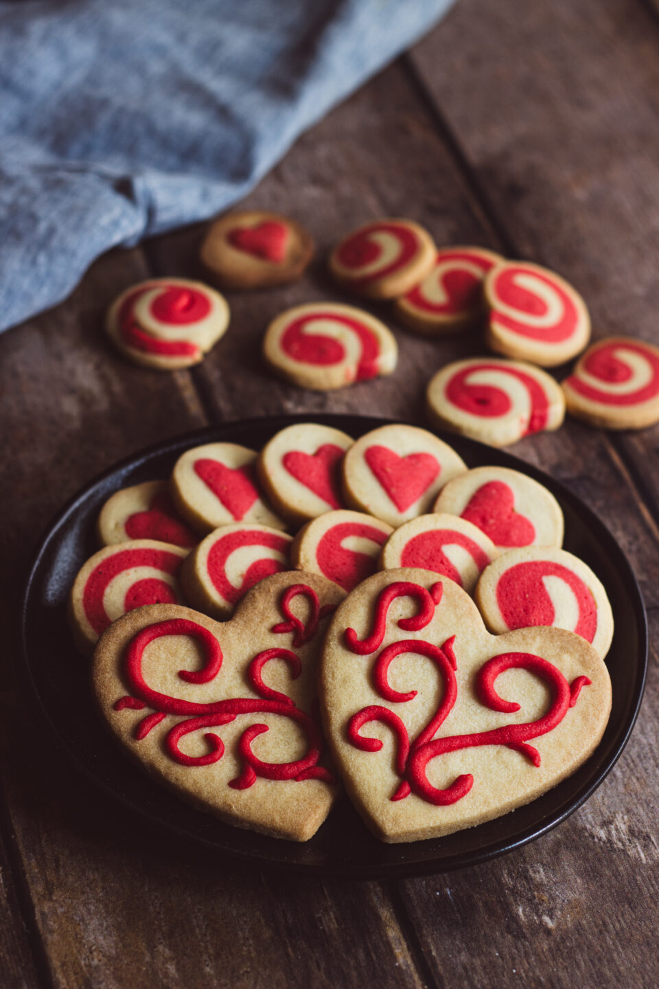 biscotti rossi con ricami di frolla