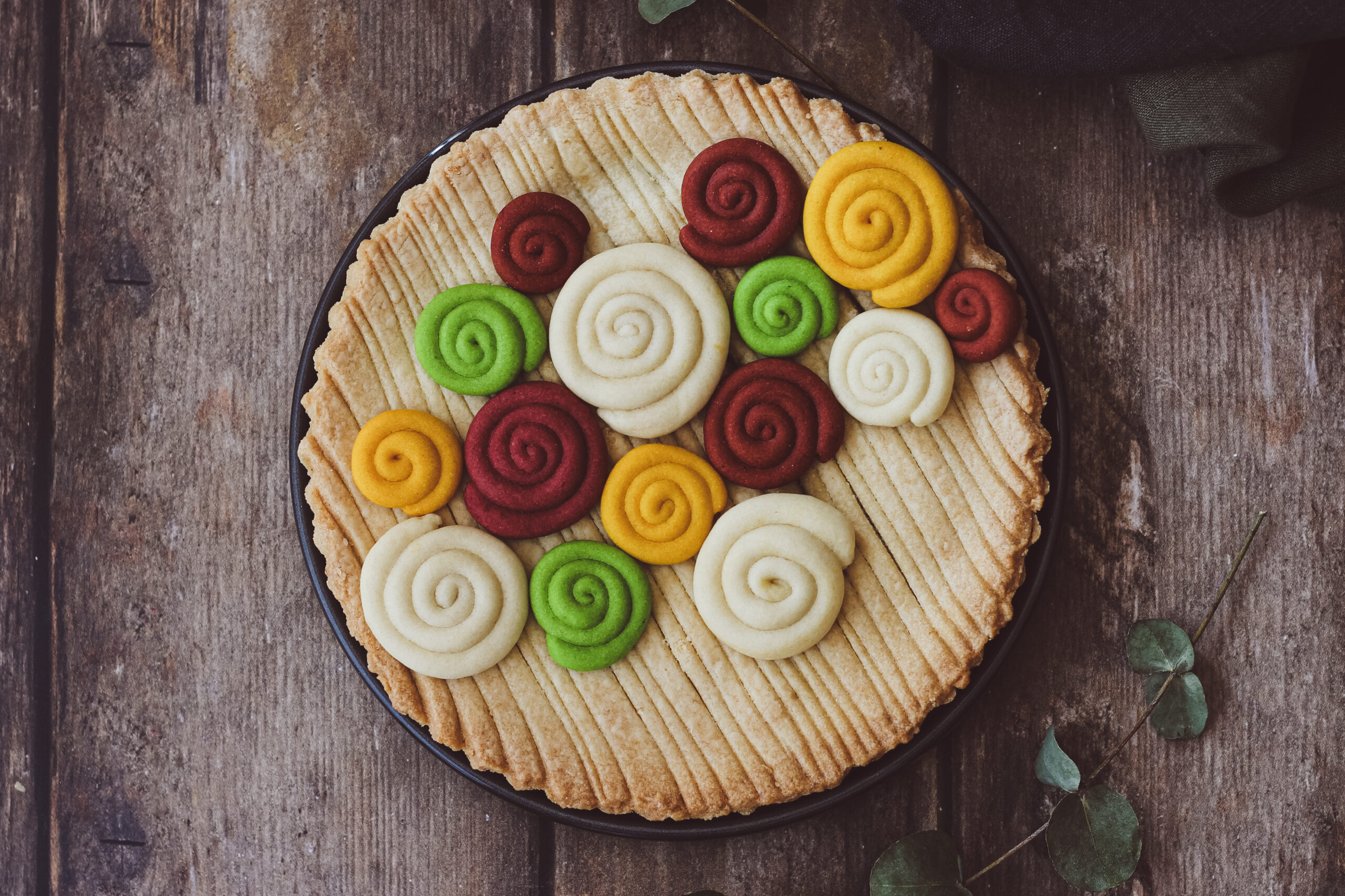 crostata con fiori colorati di frolla