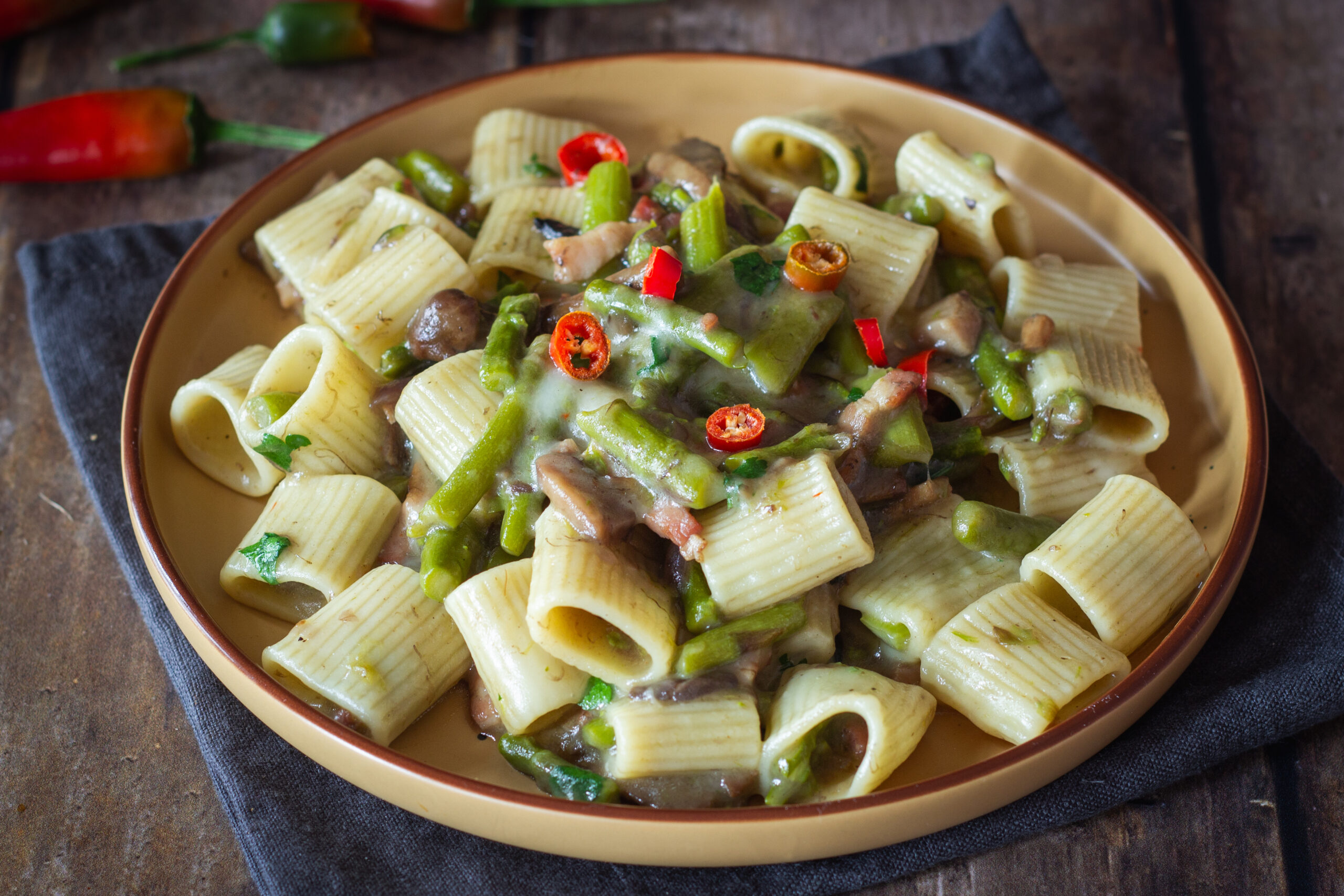 mezze maniche rigate con asparagi e funghi