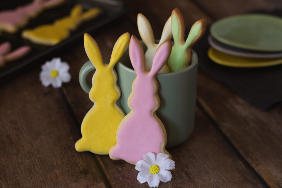 Coniglietti pasquali di pasta frolla con glassa colorata