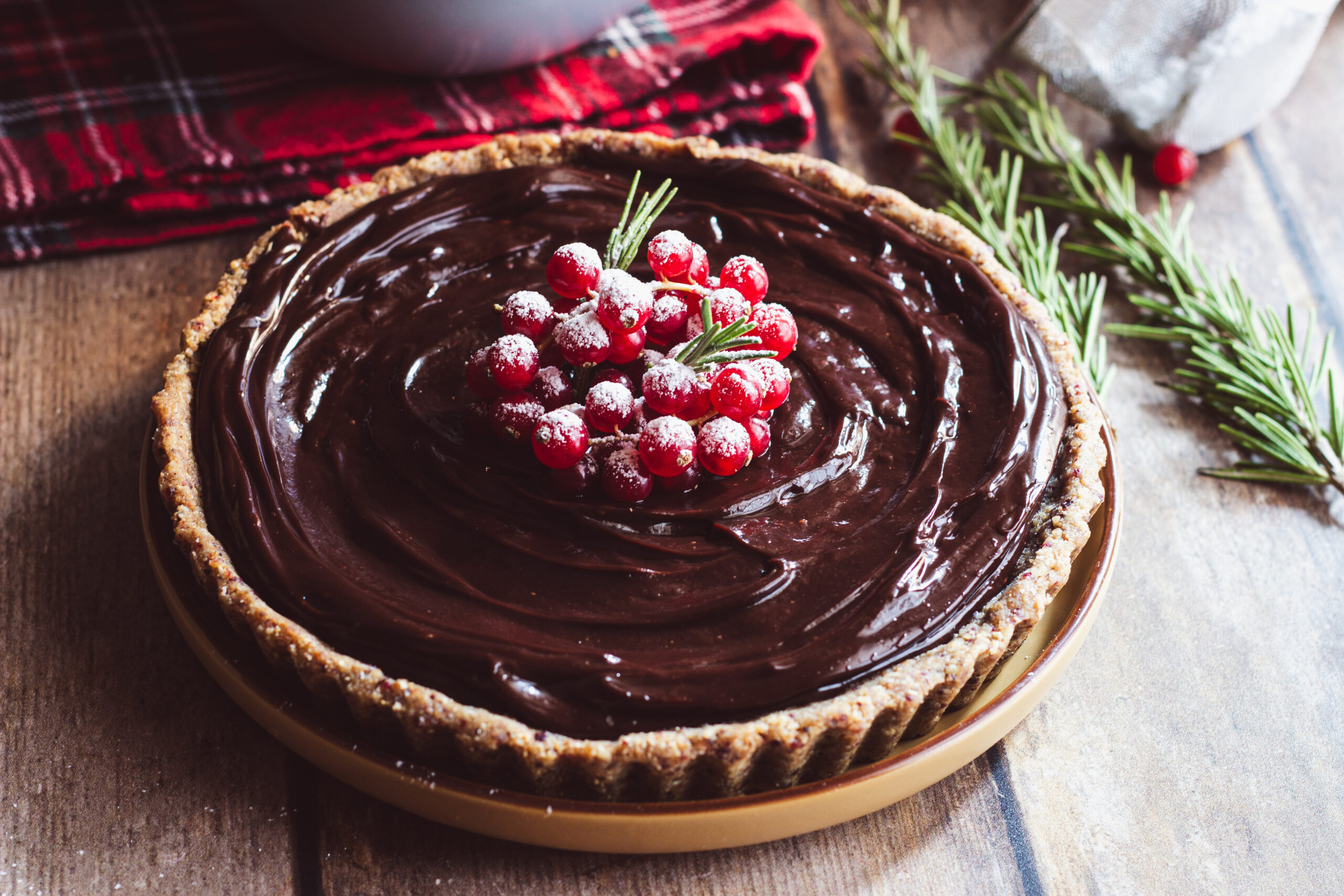 crostata al cioccolato con mirtilli e ribes