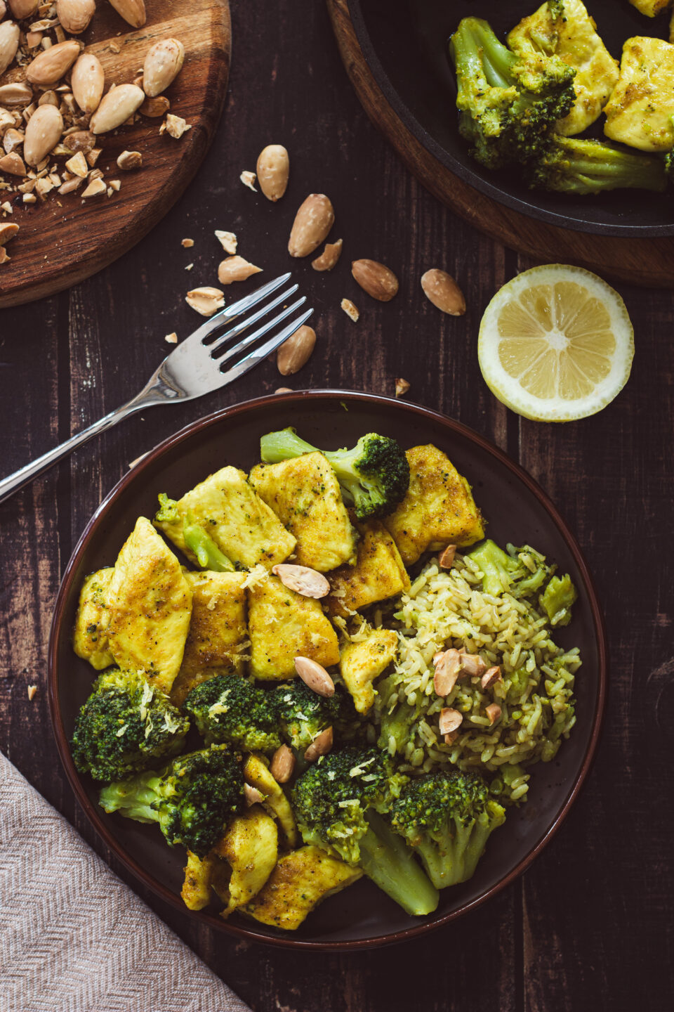 pollo al curry in padella con broccoli, riso e mandorle tostate