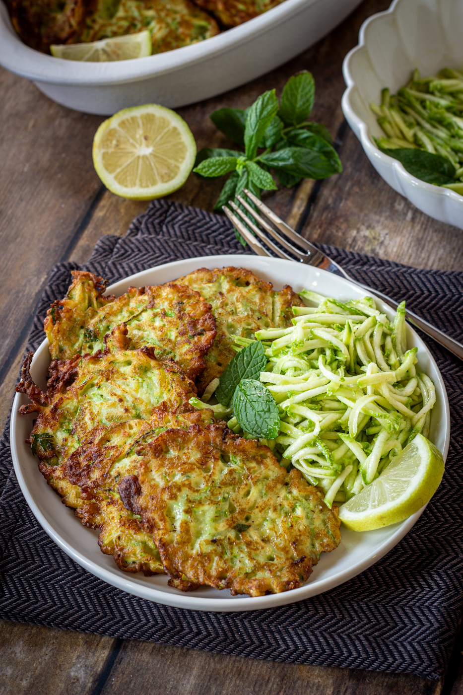 Frittelle di zucchine con limone e menta: croccanti e profumatissime, spariscono in 5 minuti.