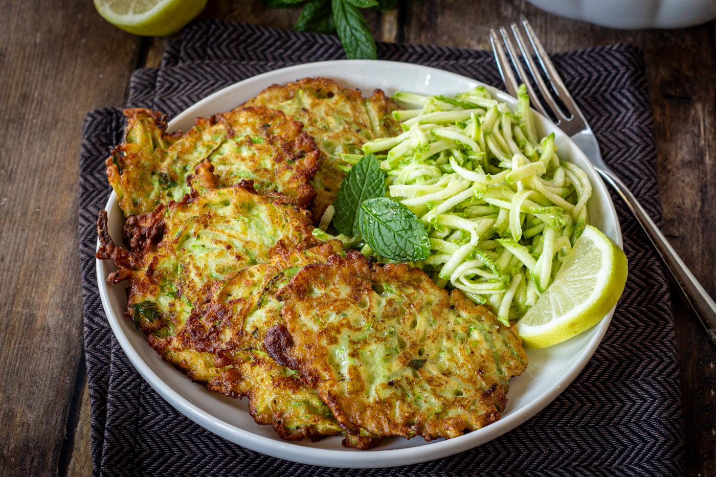 Frittelle di zucchine con limone e menta: croccanti e profumatissime, spariscono in 5 minuti.