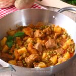 Spezzatino con patate e piselli la ricetta tenera e saporita