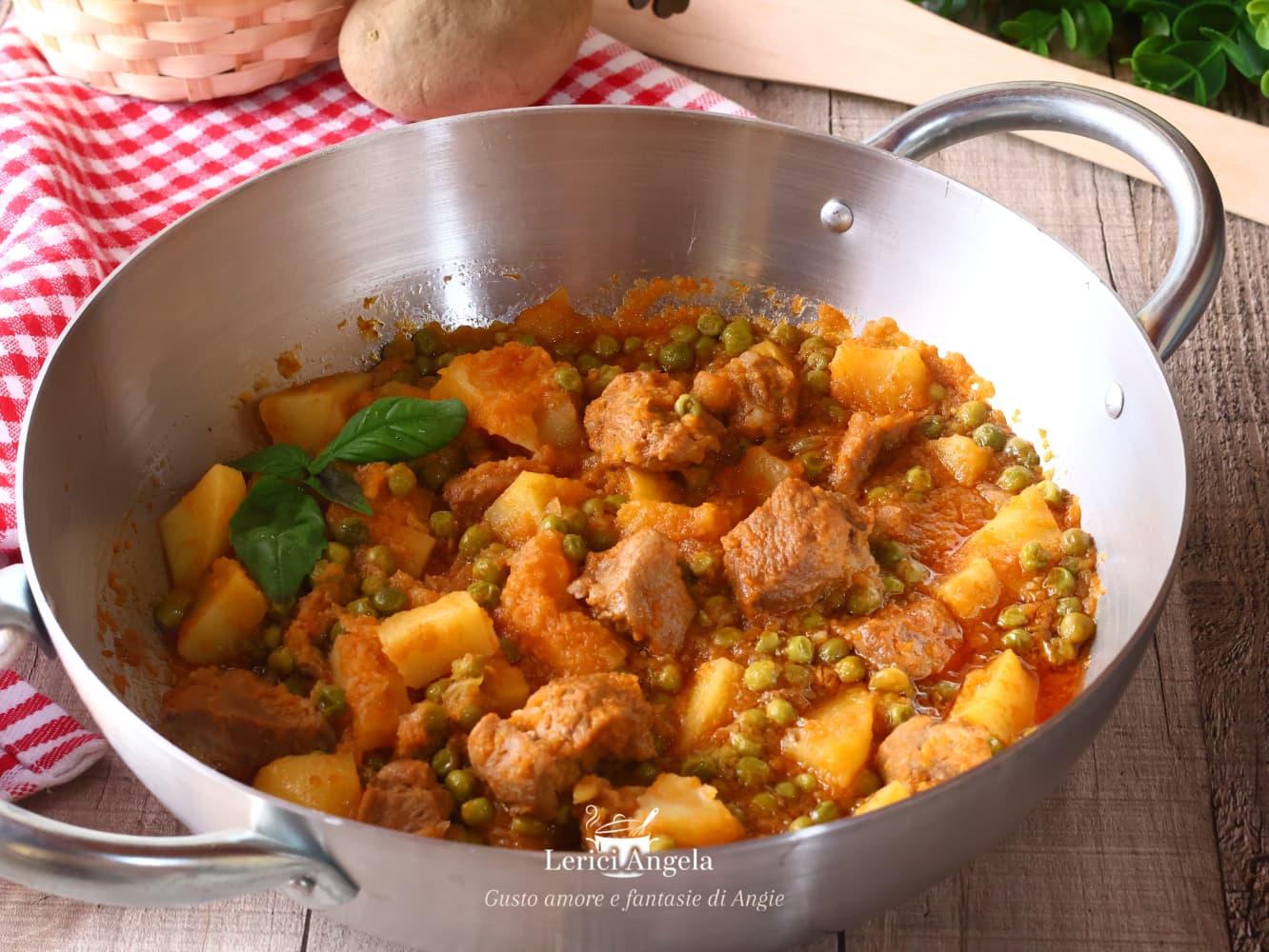 Spezzatino con patate e piselli la ricetta tenera e saporita