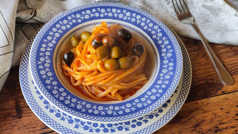 Pasta pomodoro e olive