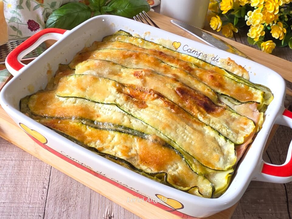 Parmigiana Bianca di Zucchine e Prosciutto la ricetta cremosa e filante