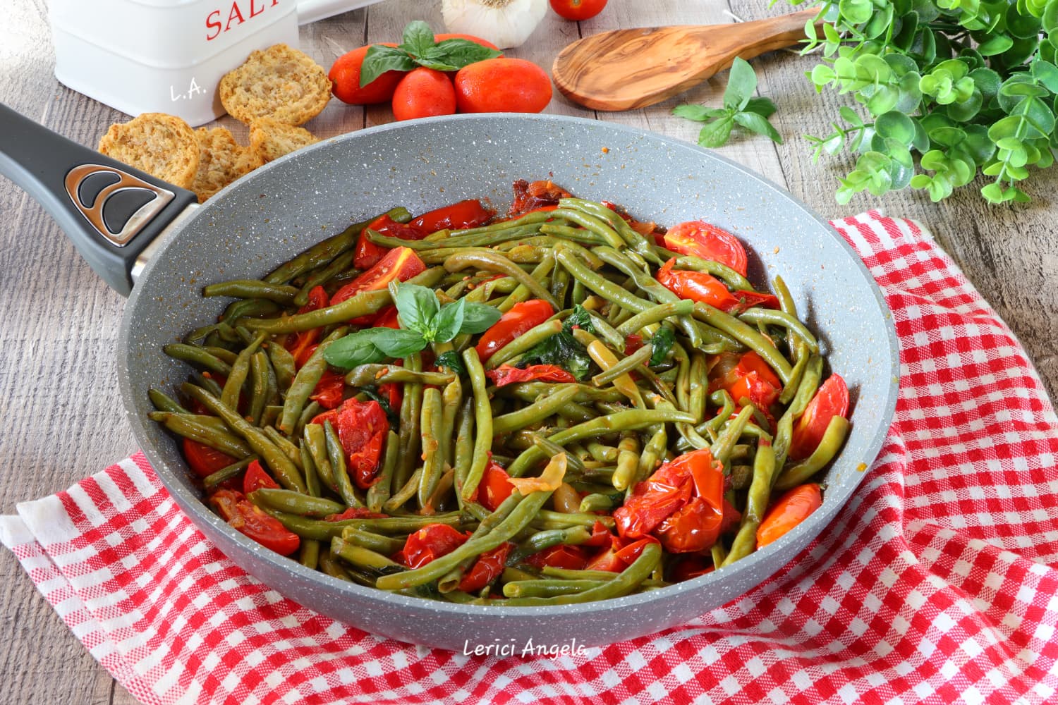 Fagiolini alla Mediterranea in Guazzetto di Pomodoro Fresco e Basilico