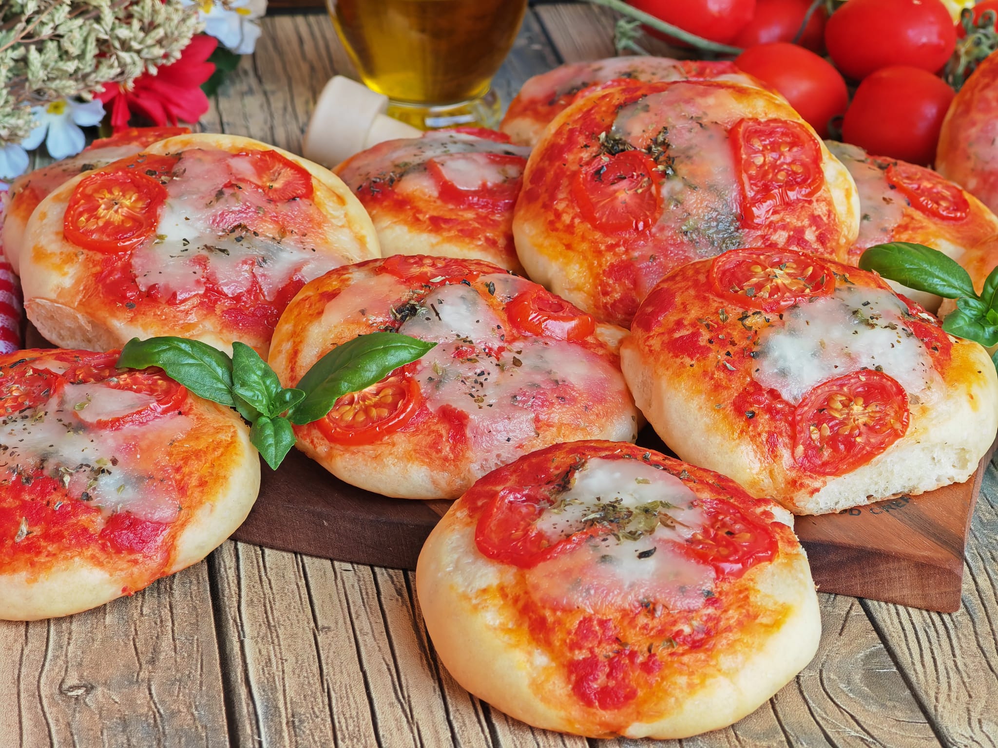 Pizzette con pomodorini e mozzarella - Gusto Amore e Fantasie di Angie