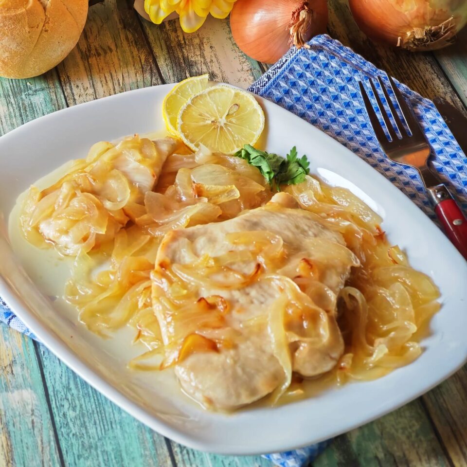 Petto di pollo con le cipolle tenerissimo e cremoso