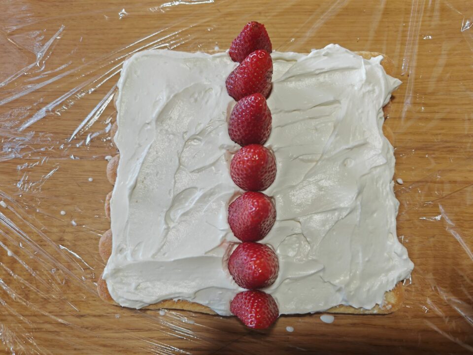 Rotolo con savoiardi e fragole