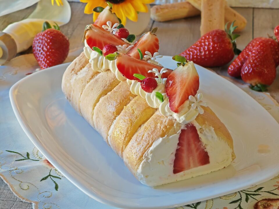 Rotolo con savoiardi e fragole
