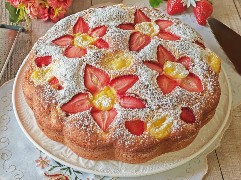 Torta allo yogurt e fragole