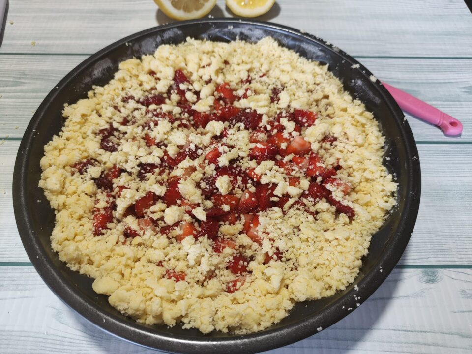 Sbriciolata con crema e fragole