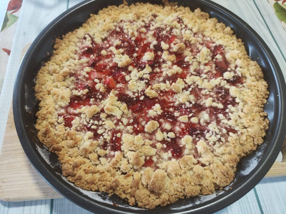 Sbriciolata con crema e fragole