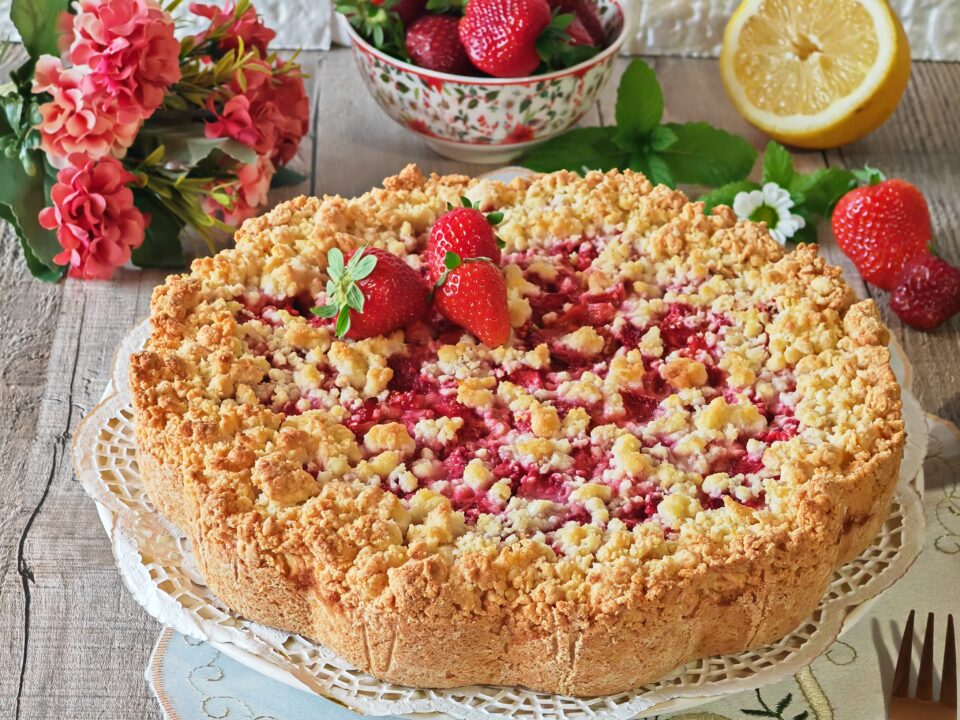 Sbriciolata con crema e fragole