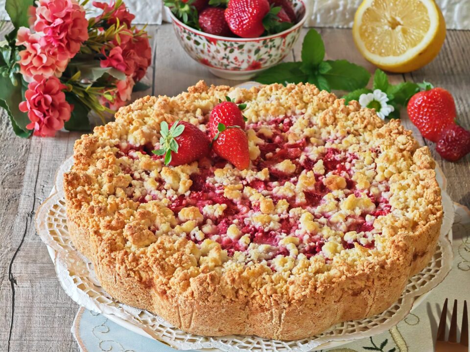 Sbriciolata con crema e fragole