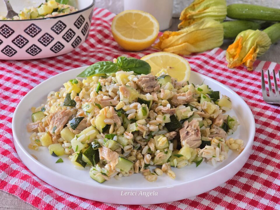 Insalata di riso con zucchine e tonno pronta in solo 20 minuti