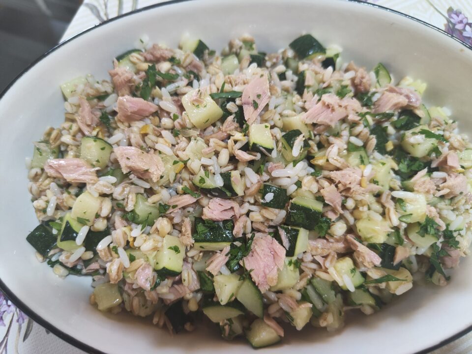 Insalata di riso con zucchine e tonno pronta in solo 20 minuti
