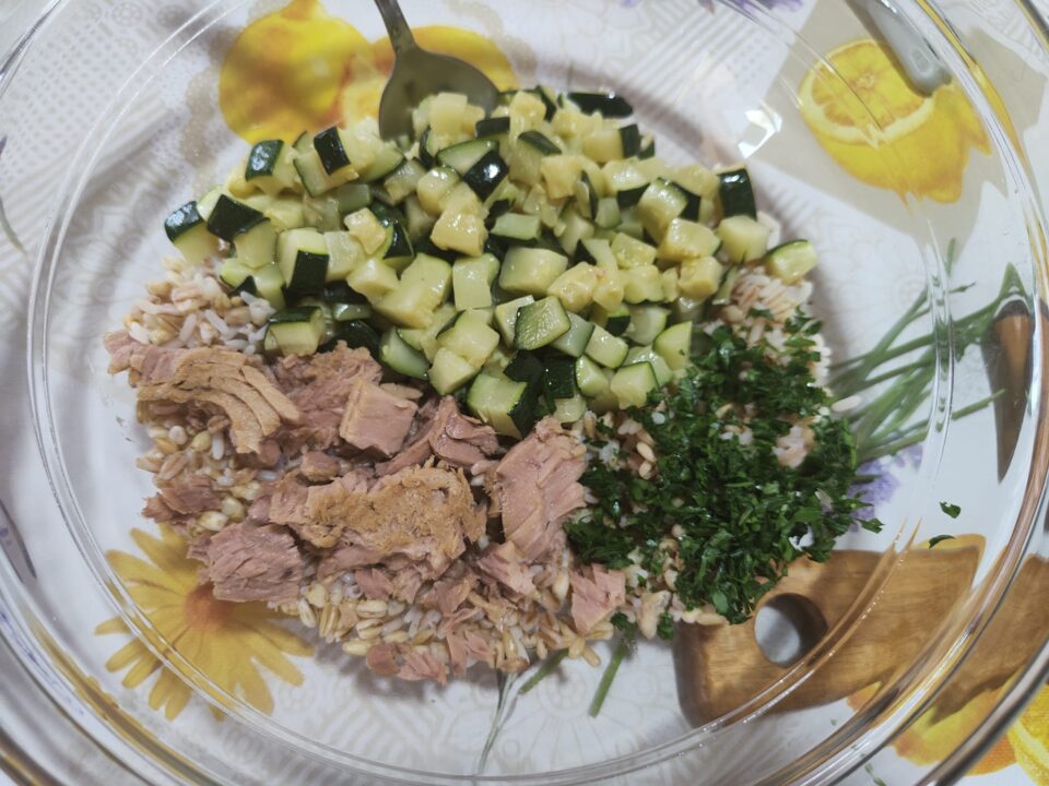 Insalata di riso con zucchine e tonno pronta in solo 20 minuti