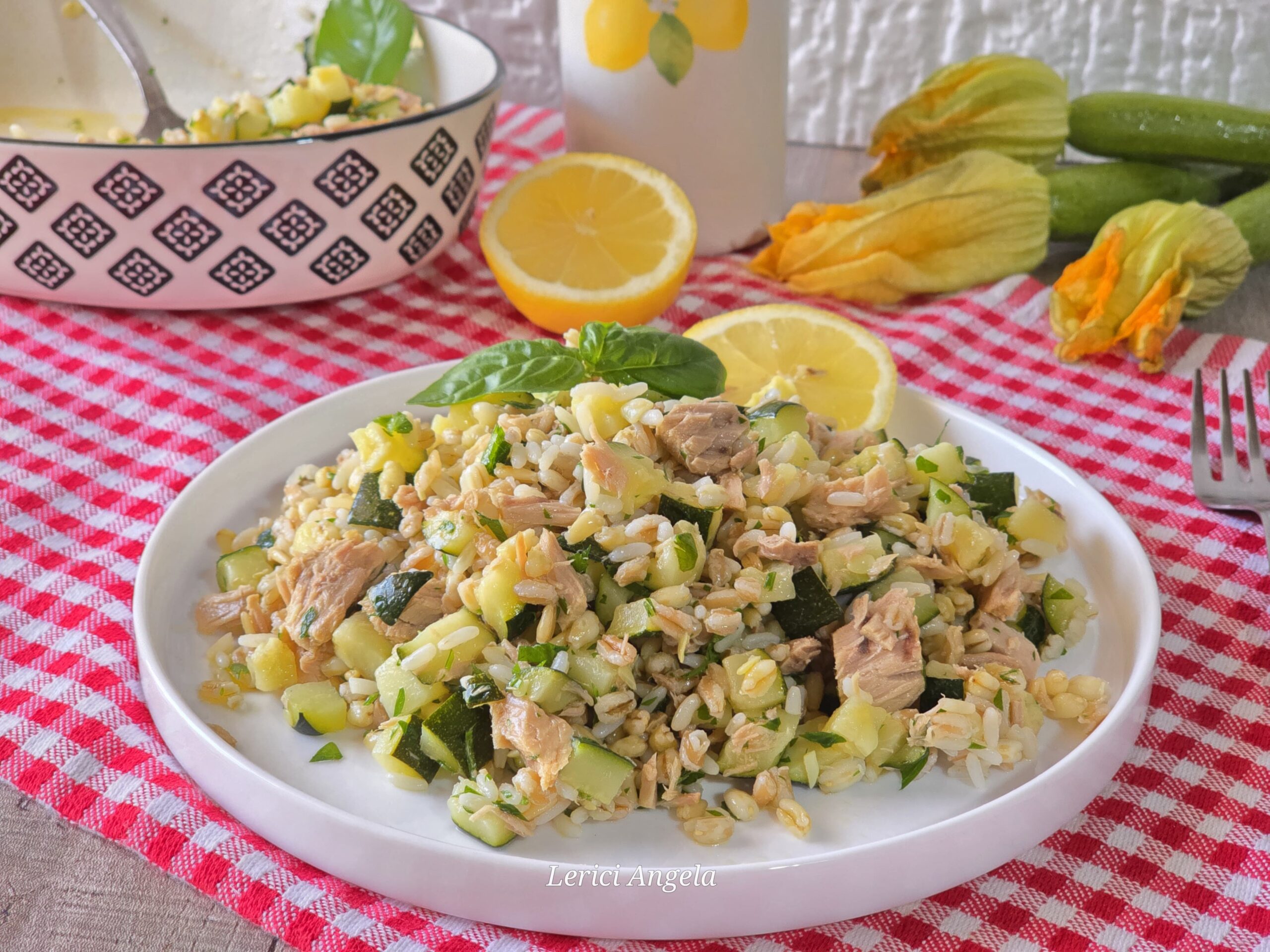 Insalata di riso con zucchine e tonno pronta in solo 20 minuti