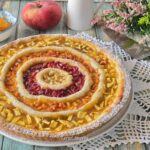 Crostata con marmellata e frutta fresca