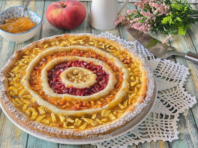 Crostata con marmellata e frutta fresca