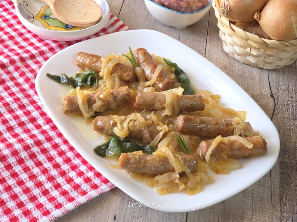 Salsiccia con cipolle con aromi in padella