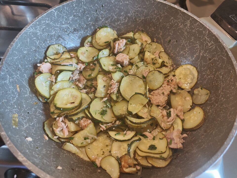 Pasta con zucchine e tonno