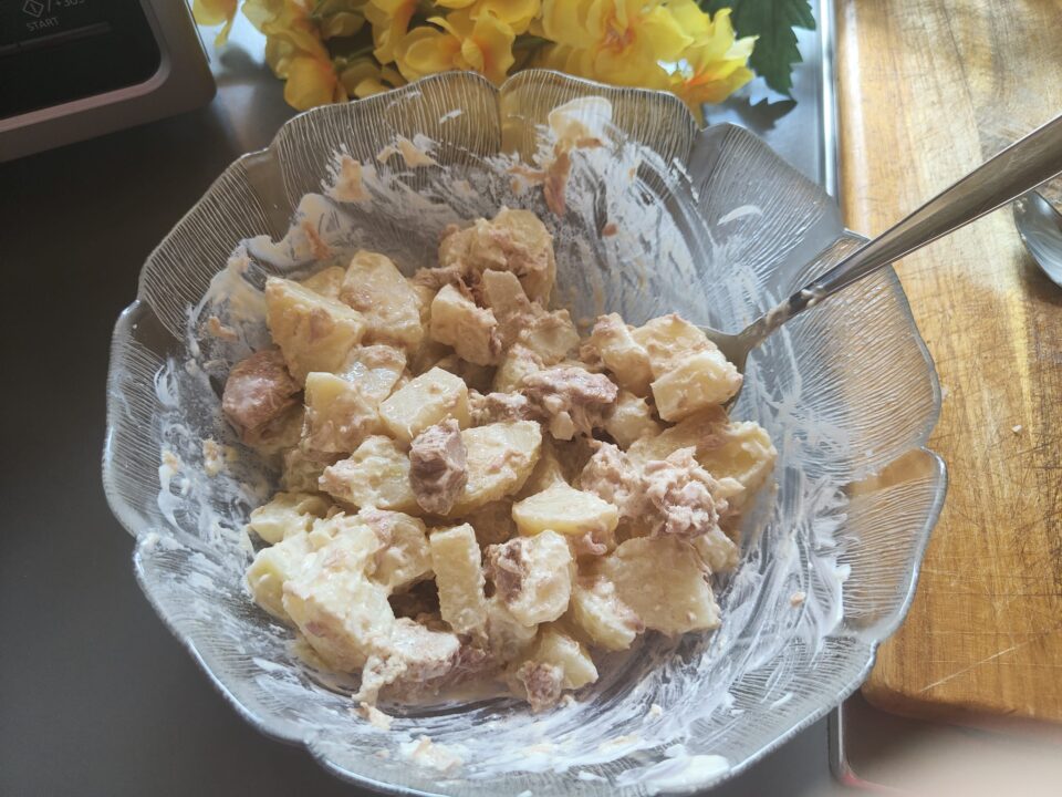 Insalata di patate e tonno