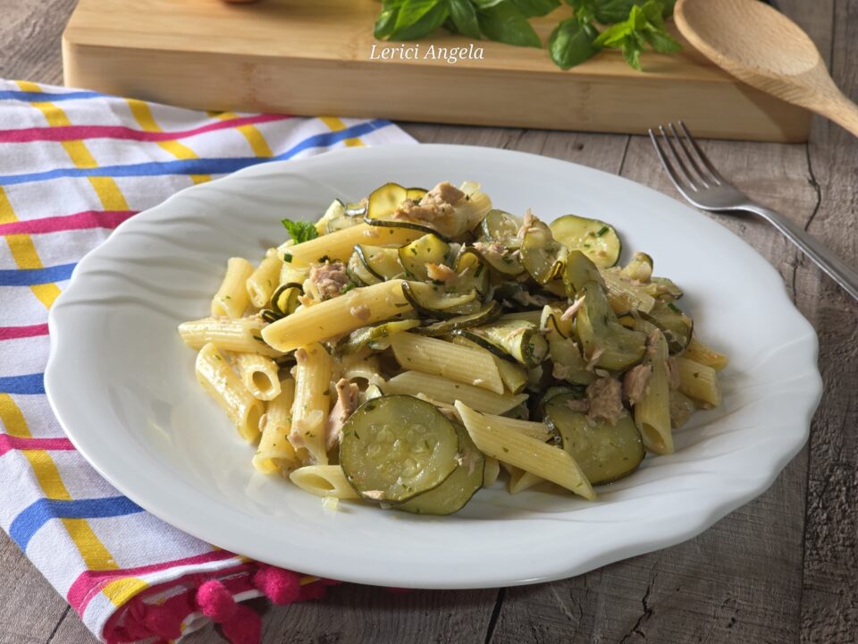 Pasta con zucchine e tonno