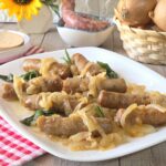 Salsiccia con cipolle con aromi in padella