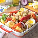 Insalata di patate con peperoni e tonno